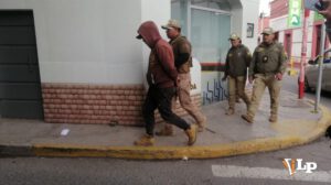 Imagen del sujeto siendo trasladado a celdas policiales