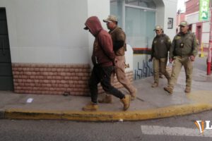 Imagen del sujeto siendo trasladado a celdas policiales