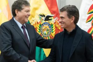 El nuevo ministro de Hidrocarburos, Marcelo Blanco (iz), junto al Presidente, Rodrigo Paz (dr)