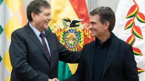 El nuevo ministro de Hidrocarburos, Marcelo Blanco (iz), junto al Presidente, Rodrigo Paz (dr)