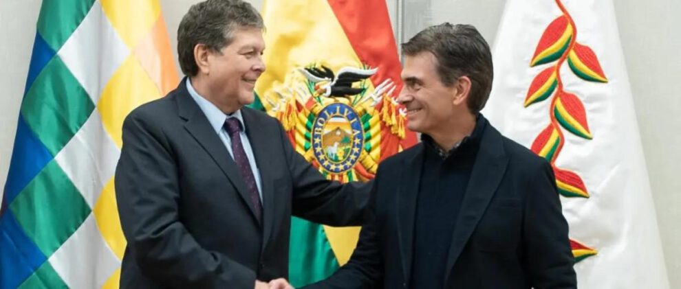 El nuevo ministro de Hidrocarburos, Marcelo Blanco (iz), junto al Presidente, Rodrigo Paz (dr)