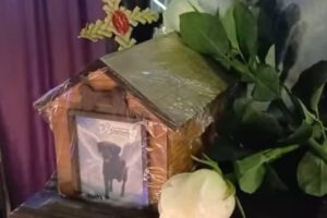 Imagen del velorio de la perrita “negrita”