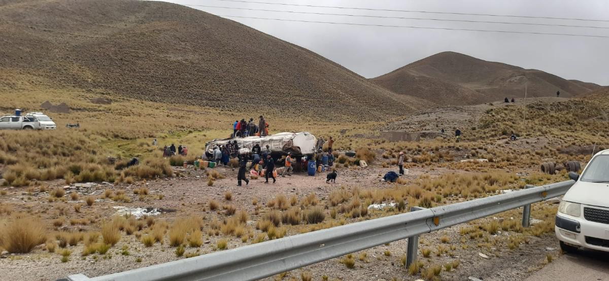 Imagen de los comunarios sacando el combustible