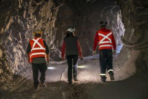 Tres personas caminando