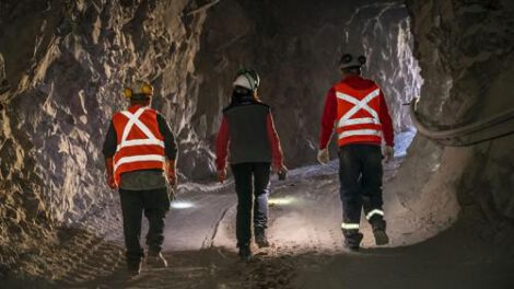 Tres personas caminando