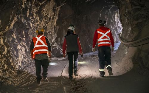 Tres personas caminando