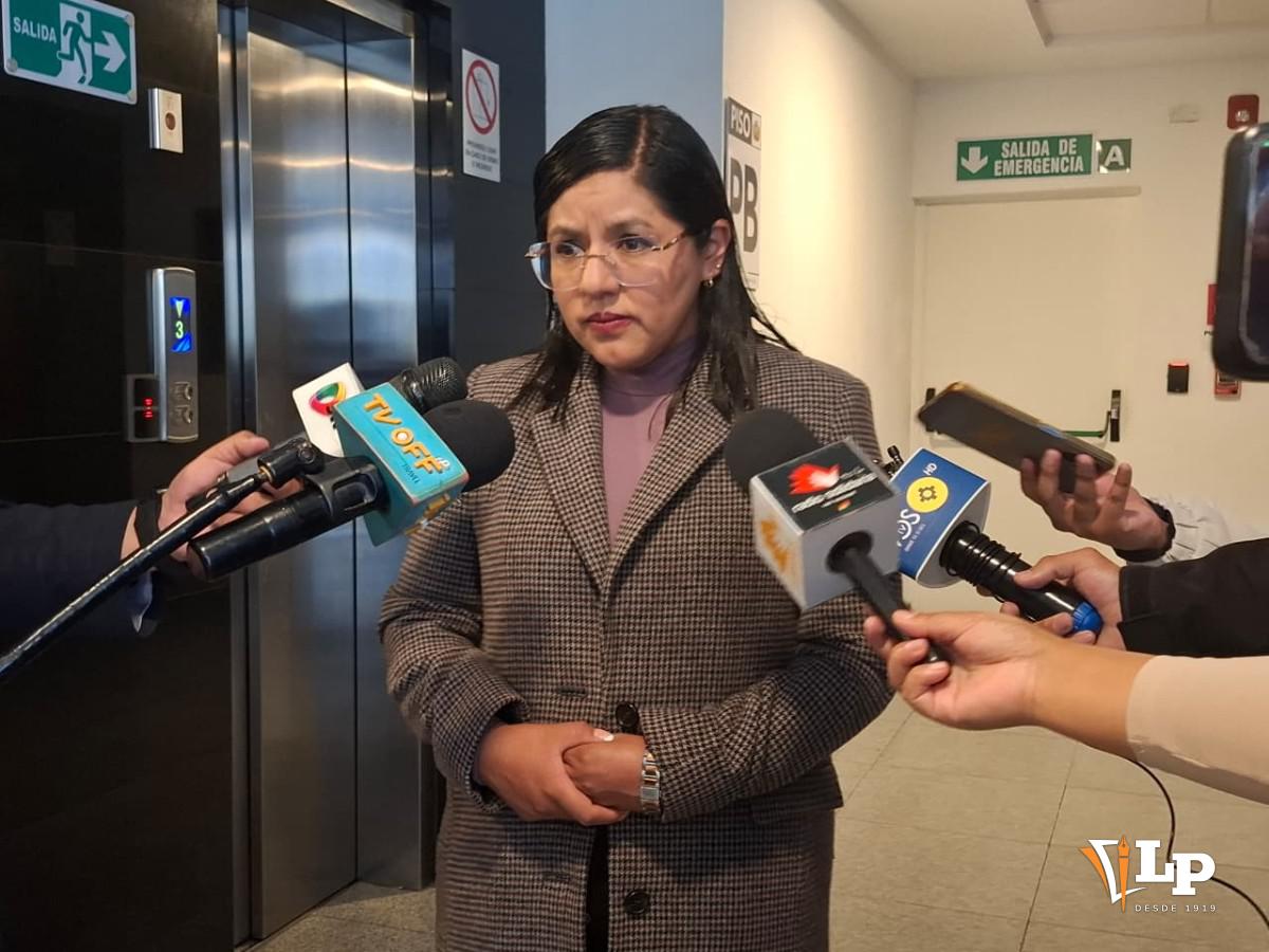 La diputada Claros en conferencia de prensa