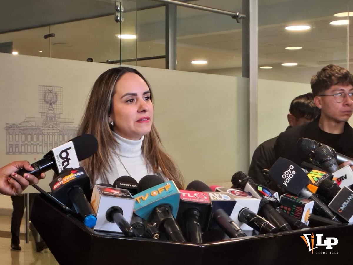 La diputada Herbas en conferencia de prensa