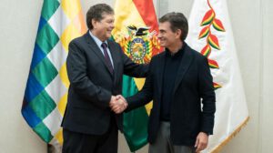 El Presidente Rodrigo Paz junto al nuevo ministro de Hidrocarburos, Marcelo Blanco