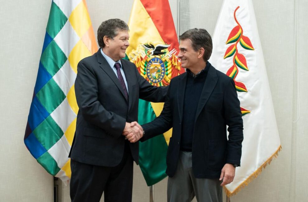 El Presidente Rodrigo Paz junto al nuevo ministro de Hidrocarburos, Marcelo Blanco