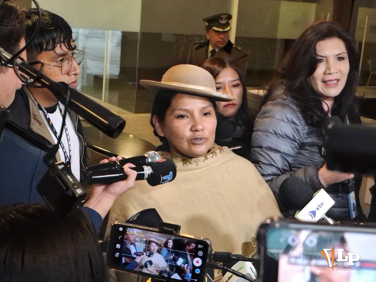 La senadora Ana María Crispín en conferencia de prensa