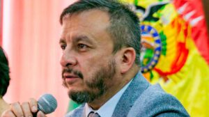 El exministro Medinaceli en una conferencia de prensa