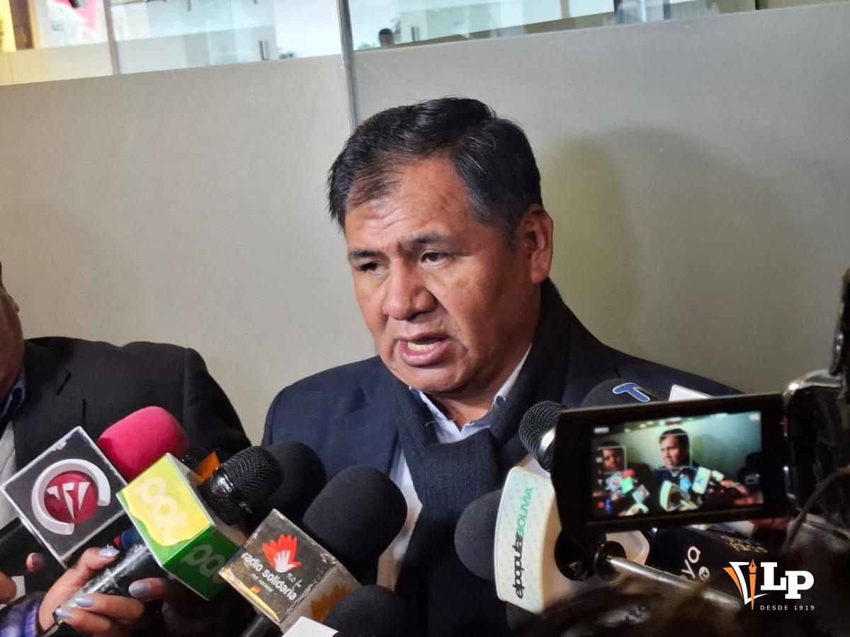 El senador Quispe en conferencia de prensa