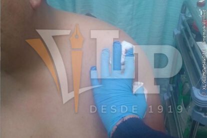 Imagen del profesor siendo atendido