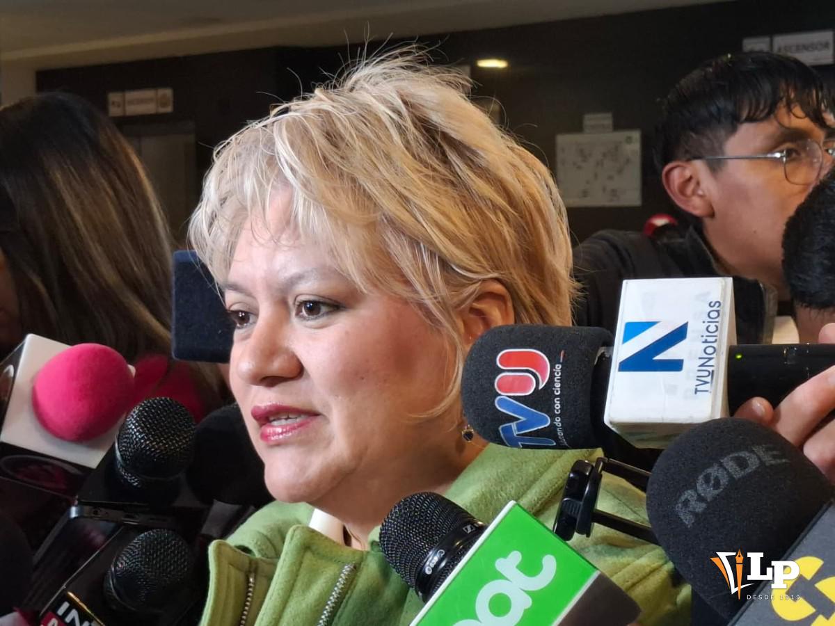 La diputada Patiño en conferencia de prensa