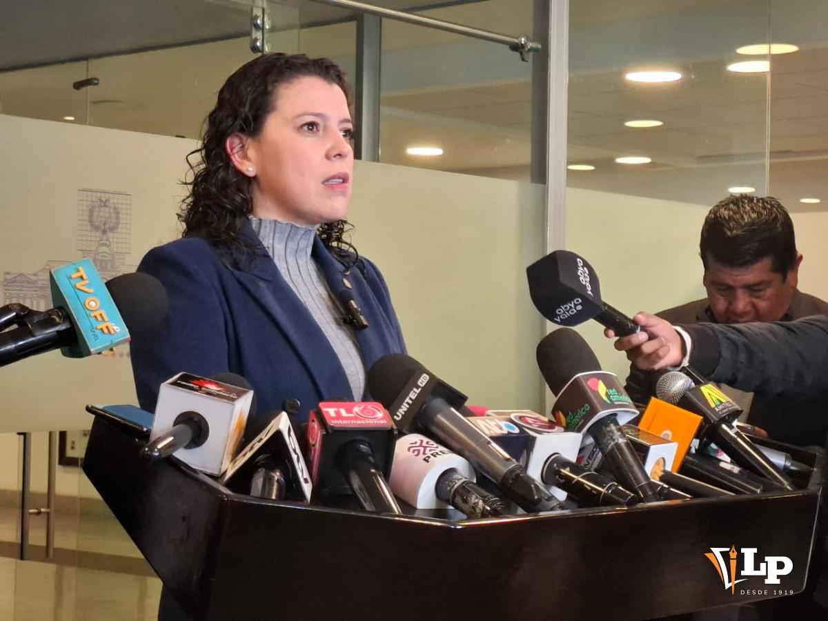 La diputada Cabrera en conferencia de prensa