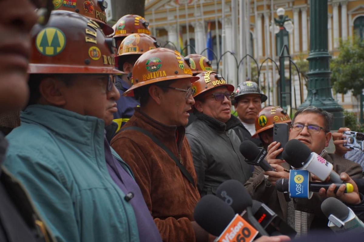 Decenas de mineros cooperativistas con cascos respaldan a su dirigencia