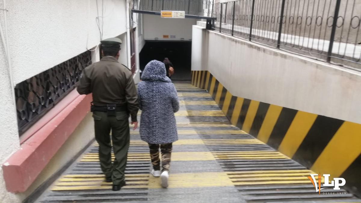 La mujer es trasladada a celdas policiales