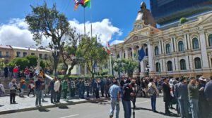 Decenas de personas se aglomeraron en la Plaza Murillo