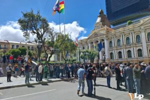 Decenas de personas se aglomeraron en la Plaza Murillo