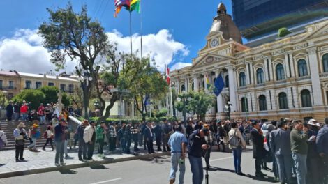 Decenas de personas se aglomeraron en la Plaza Murillo