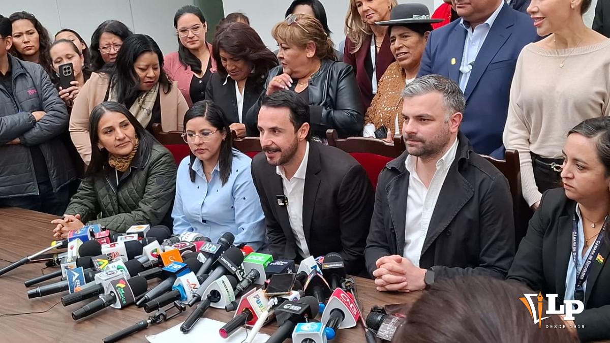 El gobernador de Santa Cruz en conferencia de prensa