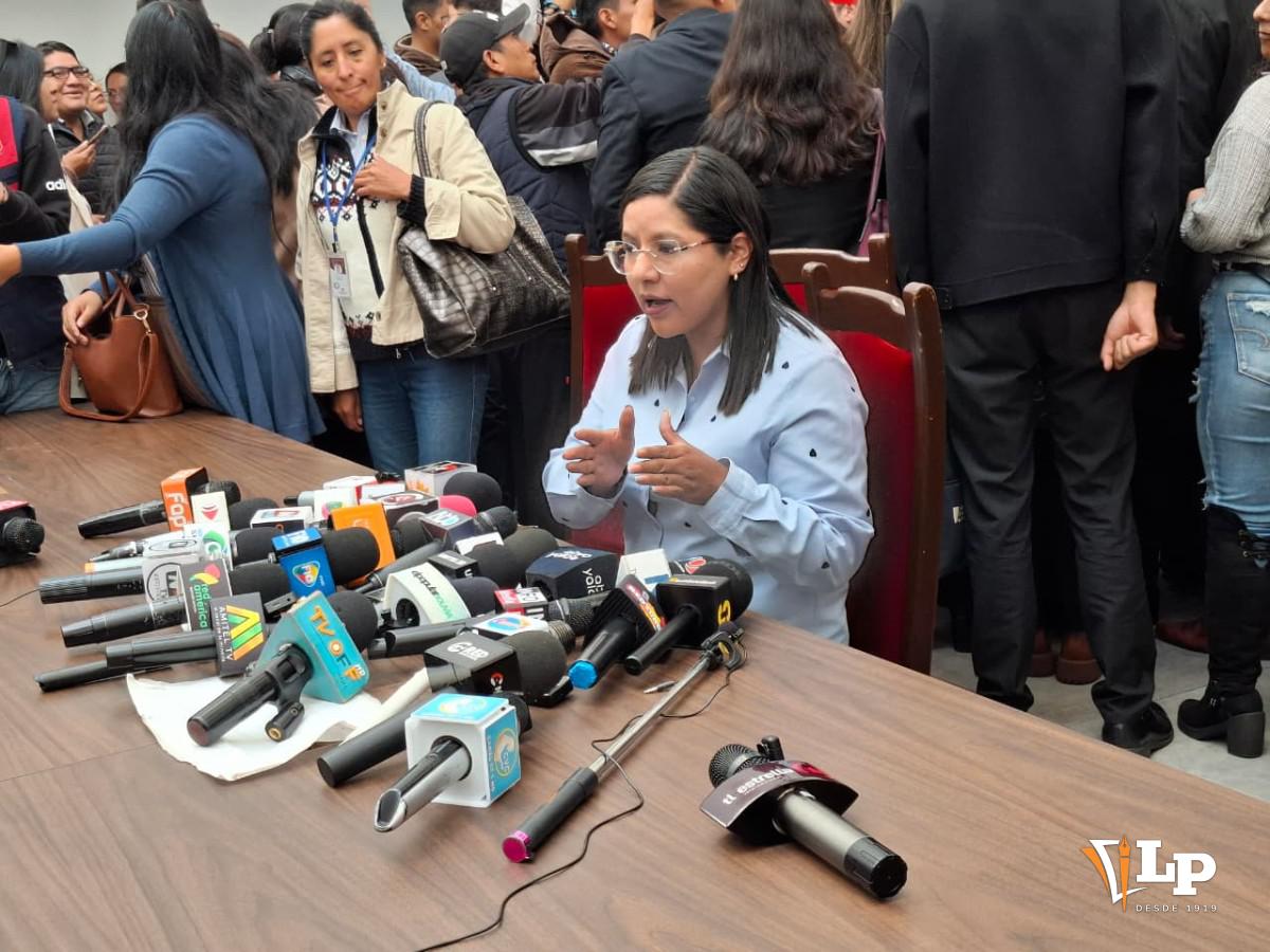 La diputada Claros en conferencia de prensa