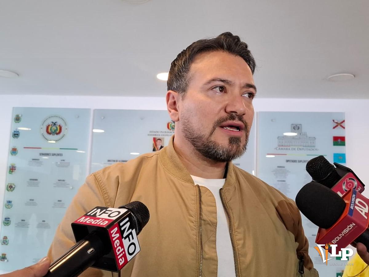 El diputado Reyes en conferencia de prensa