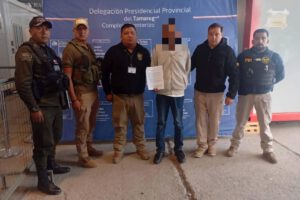 Imagen de la entrega del detenido
