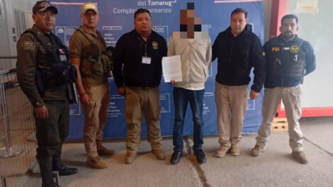 Imagen de la entrega del detenido
