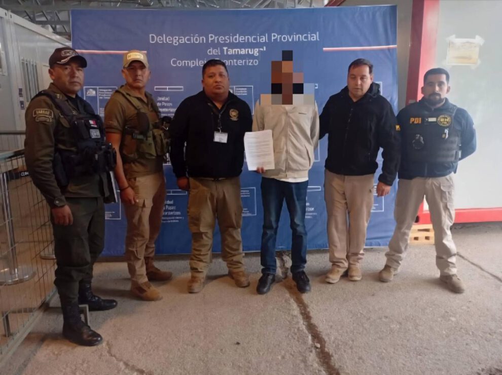Imagen de la entrega del detenido