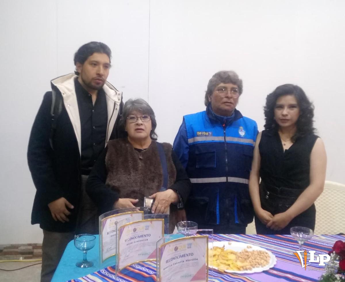 Mylenka Fernández Rojas celebrando junto a su familia en el aniversario