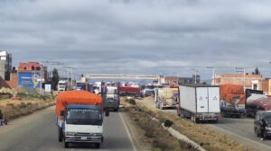 Transporte pesado bloquea la autopista La Paz - El Alto debido a la escasez de combustible