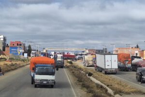Transporte pesado bloquea la autopista La Paz - El Alto debido a la escasez de combustible