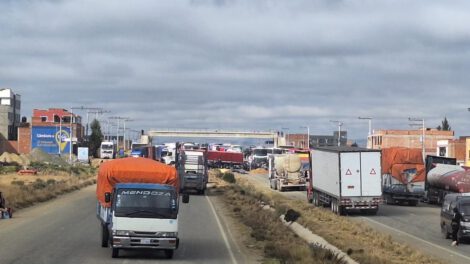 Transporte pesado bloquea la autopista La Paz - El Alto debido a la escasez de combustible
