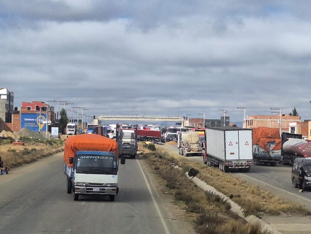 Transporte pesado bloquea la autopista La Paz - El Alto debido a la escasez de combustible