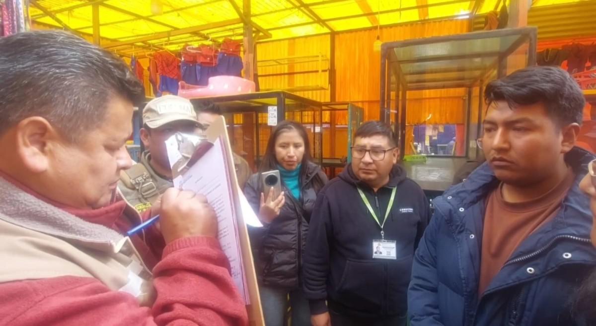 Personal de la Fiscalía y la Alcaldía de Oruro notifican a un vendedor de animales