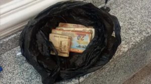 Policía devuelve Bs 50 mil hallados en una entidad financiera