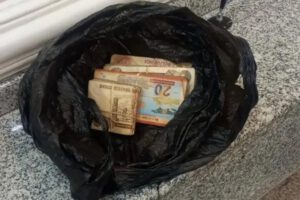 Policía devuelve Bs 50 mil hallados en una entidad financiera