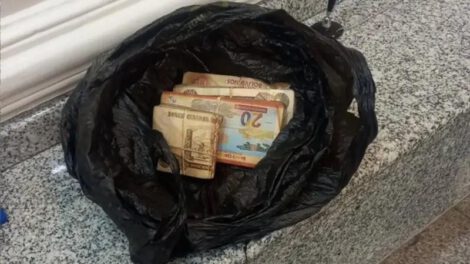 Policía devuelve Bs 50 mil hallados en una entidad financiera