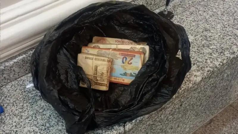 Policía devuelve Bs 50 mil hallados en una entidad financiera