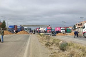 Corte de ruta obliga a pasajeros a desviarse