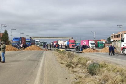 Corte de ruta obliga a pasajeros a desviarse