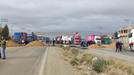 Corte de ruta obliga a pasajeros a desviarse