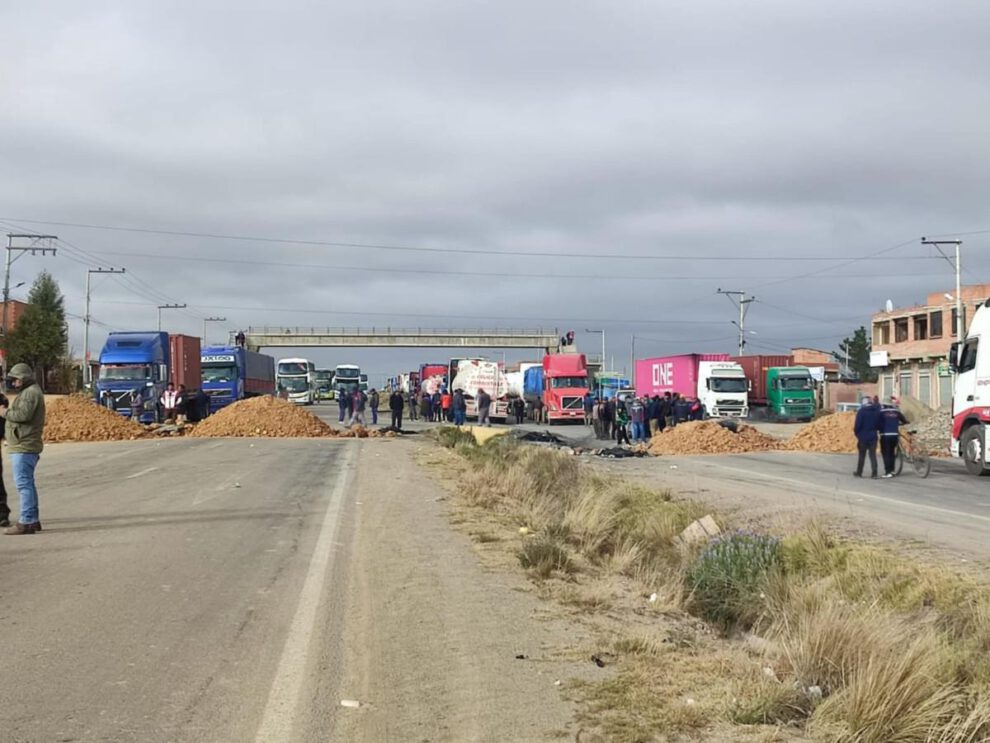 Corte de ruta obliga a pasajeros a desviarse