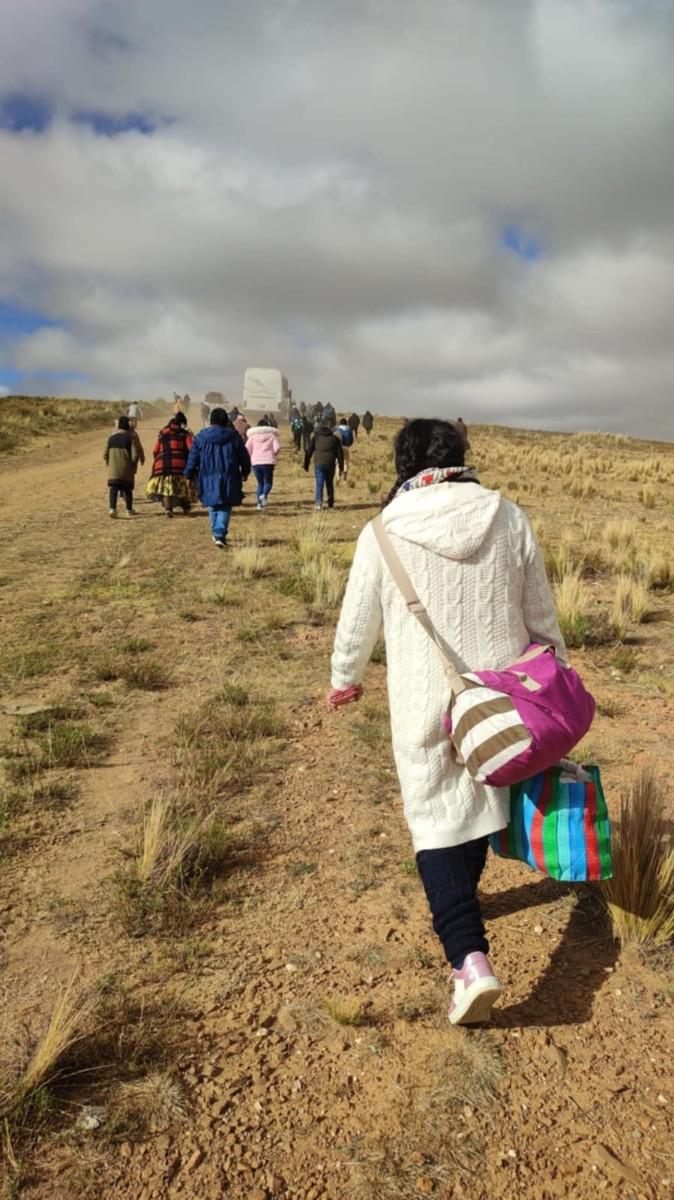 Viajeros buscan alternativas a pie