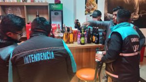 decomisó 840 bebidas alcohólicas no autorizadas para su venta y otras sin registro sanitario