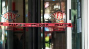 Cinta de peligro en la puerta de acceso al edificio de Yacimientos Petrolíferos Fiscales Bolivianos (YPFB)