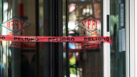 Cinta de peligro en la puerta de acceso al edificio de Yacimientos Petrolíferos Fiscales Bolivianos (YPFB)