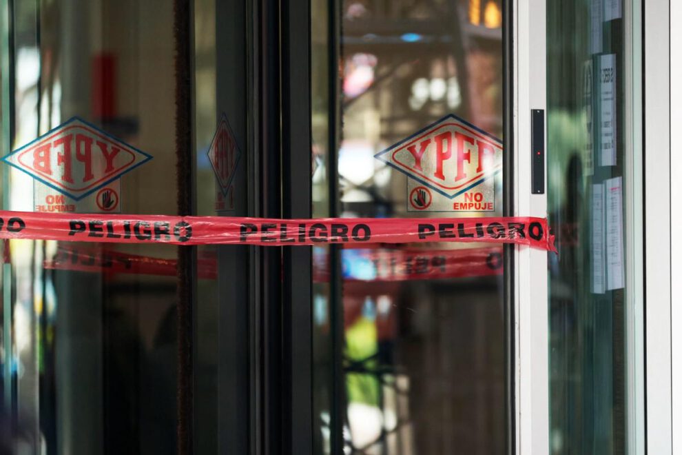 Cinta de peligro en la puerta de acceso al edificio de Yacimientos Petrolíferos Fiscales Bolivianos (YPFB)